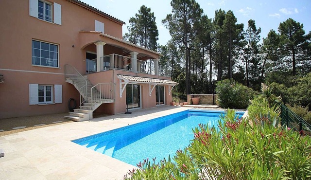6 miles from Vaison-la-Romaine, modern holiday villa, heated pool.