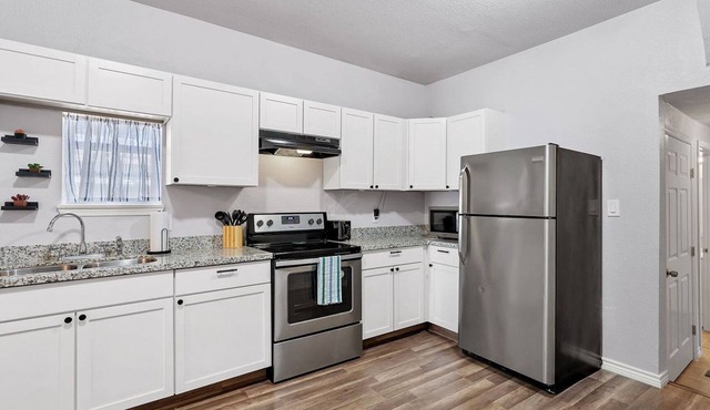 6-min from Alamodome, 7-min from River Walk, and free coffee bar