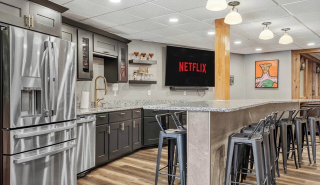 6 min to Kalahari - King Suite - Game Room - Pets