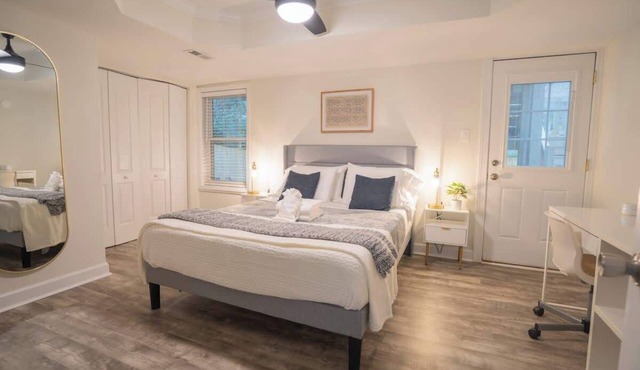 6 Min to North Hills - Private deck - In Unit Washer and Dryer