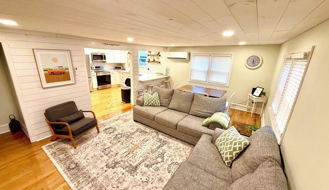 6 Min to the Beach Private backyard bikes games grill fire pit WiFi Dog Friendly