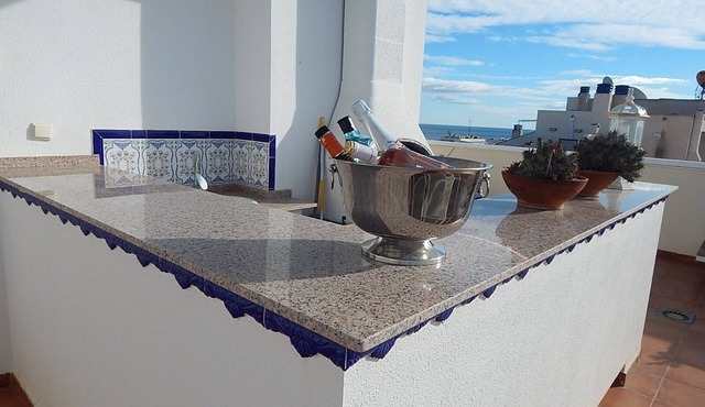 6 min walk to Mil Palmeras seafront, restaurants and bars, great for Padel