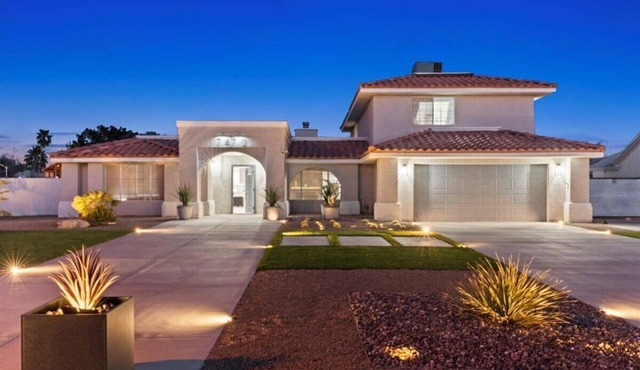 6 Mins from Strip/Airport! RVParking! Pool/Pickleball! FamiliesWelcomed!