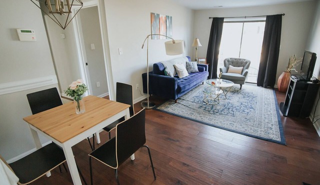 6 Mins Walk to Transfer Co Food Hall/Downtown #B