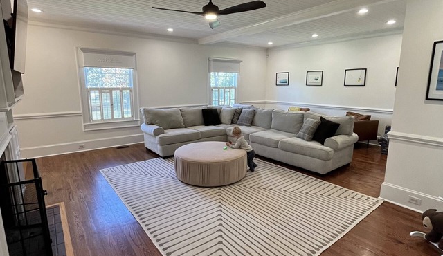 6 minute drive to fairgrounds, 6 minute walk to downtown