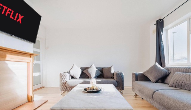 6 minutes from Heathrow | Sleeps 15 | Parking for 2