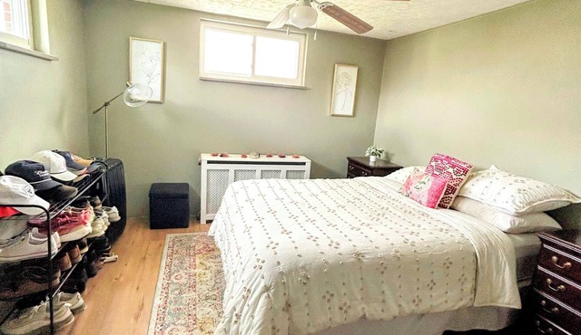 6 MINUTES FROM OAKMONT CC! 3-bed 2-bath! front and back porch! BBQ! Quite!