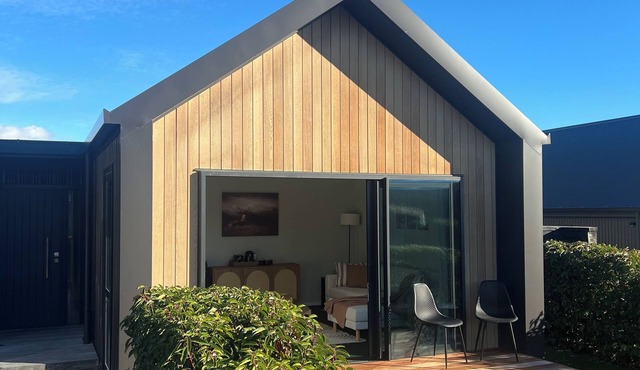 6 minutes from Queenstown airport - a modern & stylish retreat