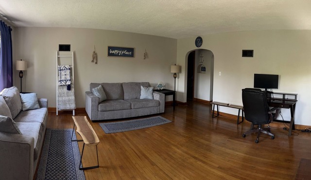 6 minutes to RaystownSynders Boat Launch. Room to park a boat. 40 miles to PSU!