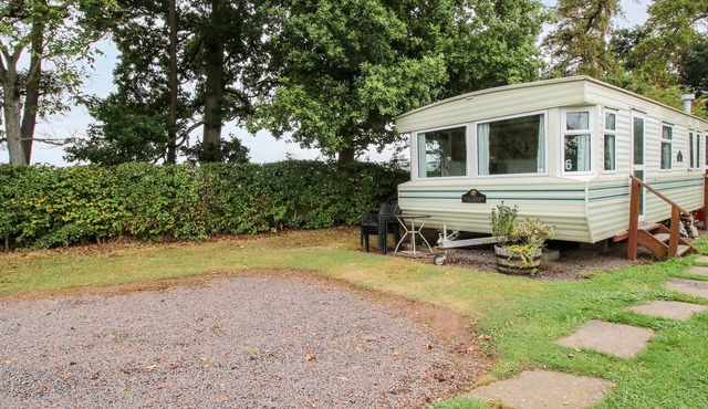 6 OLD ORCHARD, pet friendly, with a garden in Much Wenlock