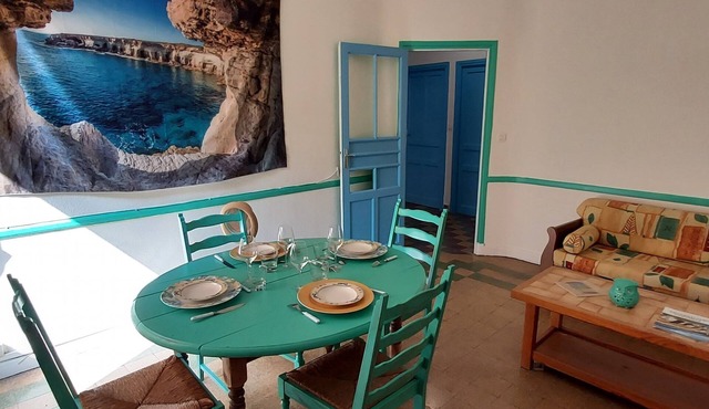 6-person apartment ideally located on the quiet side of the port