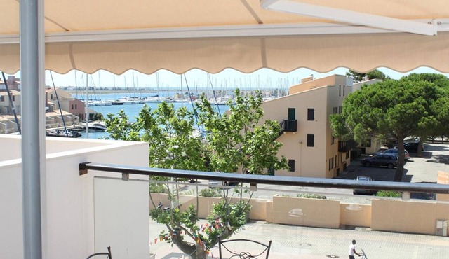 6-person apartment with pool in Gruissan