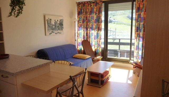 6-person apartment with balcony, ski-in access, parking and ski locker