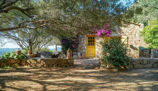 6-person Bergerie with terrace, sea view & pool access.