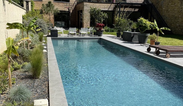 6-person air-conditioned gîte: terrace, garden, heated swimming pool 10 km from Lyon