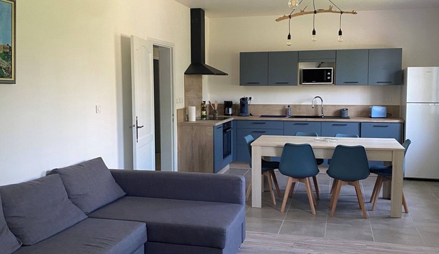 6-person gîte in 3-bedroom country house, shady garden, secure parking.