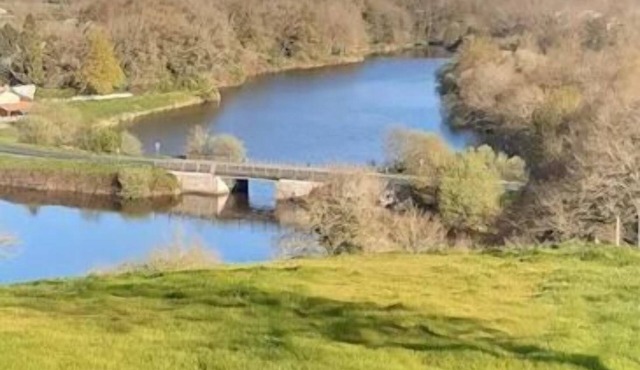 6-person gite with stunning view of Moulin Papon lake