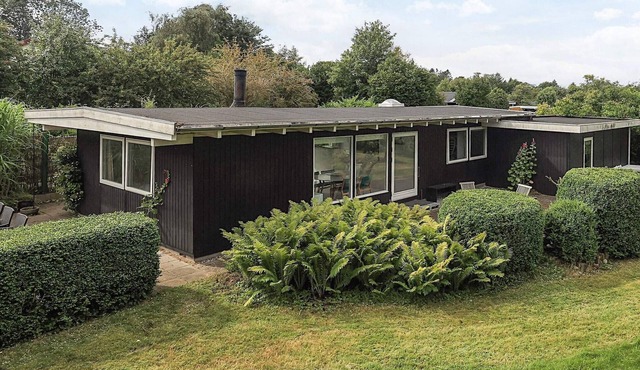 6 person holiday home in Dronningmølle