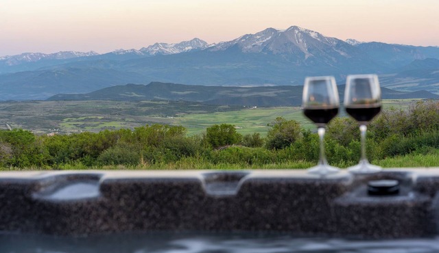 6 Person Hot Tub Spa, Amazing Mountain Views, Remote Nature Getaway For Families