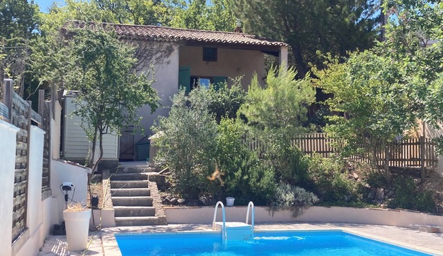 6-person house with pool and enclosed garden