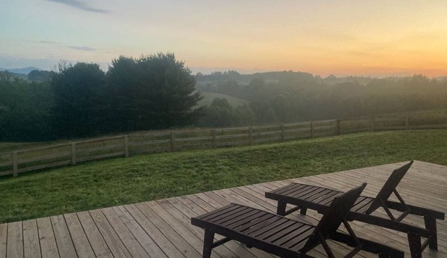 6-Person House with private hot tub and screen porch