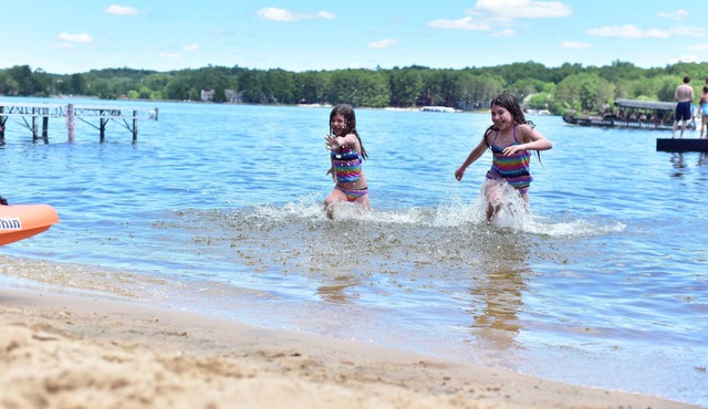 6 person Lakefront Cabin located steps away from Lake Delton