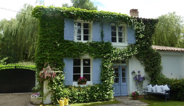 6 person lakeside cottage Near Chalais/Aubeterre