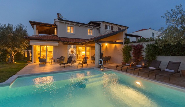 6 persons, heated pool, sea view, wifi, air conditioning,billiards,table tennis,