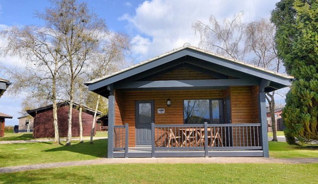 6 PINEWOOD RETREAT, family friendly, with pool in Lyme Regis