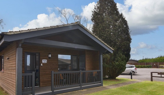 6 PINEWOOD RETREAT, family friendly, with pool in Lyme Regis