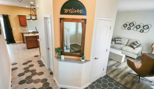 6 Private Bedrooms w HDTV & Desks, 3 Showers, Large Deck w/Grill, NW Omaha,