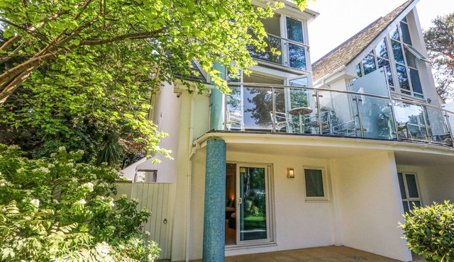 6 RED SAILS, family friendly, luxury holiday cottage in Sandbanks