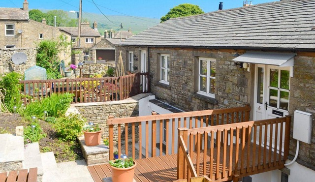 6 RIVERDALE, pet friendly, character holiday cottage in Bainbridge