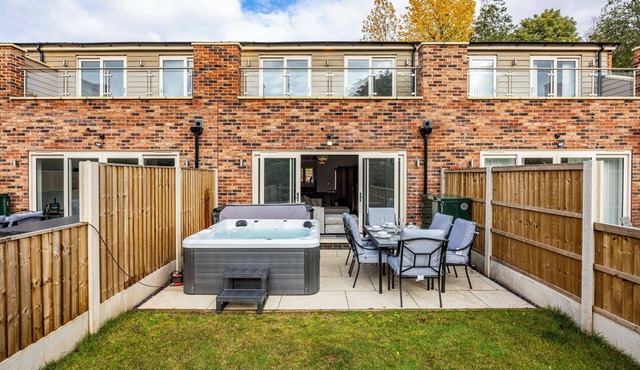 6 RIVERSIDE MEWS, family friendly, with hot tub in Borrowash