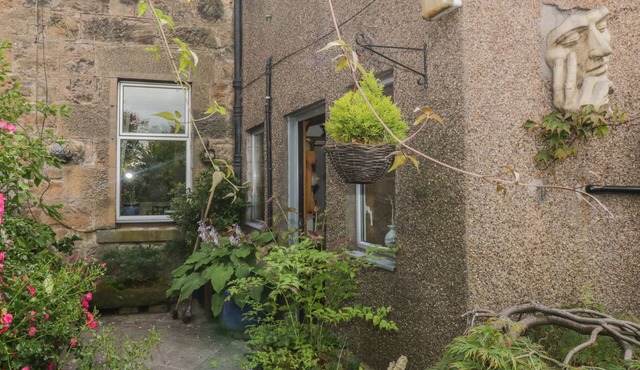 6 RONALD PLACE, pet friendly, character holiday cottage in Stirling
