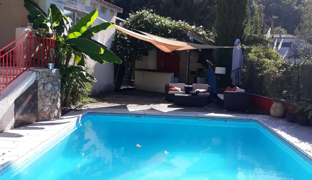 6-room villa with pool in a green setting