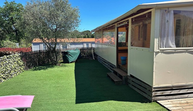 6-seater mobile home, large covered terrace, in a 4-star campsite.