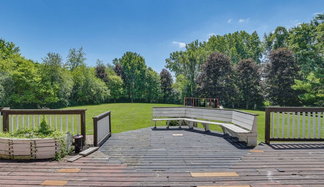 6 Shared Acres, Pool Table: Barrington Hills Apt!