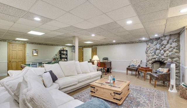 6 Shared Acres, Pool Table: Barrington Hills Apt!