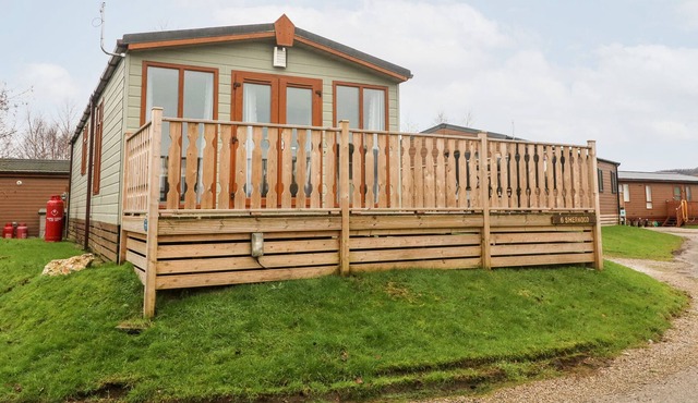 6 SHERWOOD, pet friendly, character holiday cottage in Tewitfield