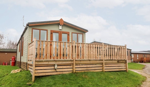 6 SHERWOOD, pet friendly, character holiday cottage in Tewitfield