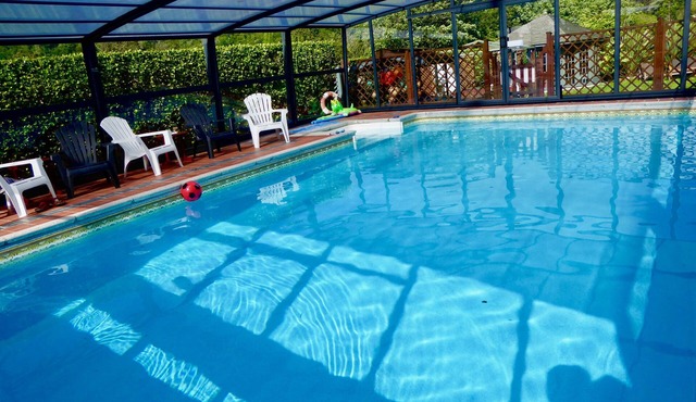 6~Short walk~Beach~Pubs~Shops: Chlorine safe Pool and Hot tub, Games room, WiFi