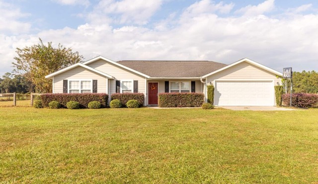 6+ Sleeper Farm Escape with HUGE Yard and RV Hookup is Out Standing in its Field