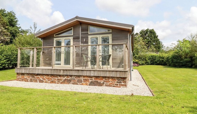 6 SOUTHERN PLACE, character holiday cottage, with hot tub in Dobwalls