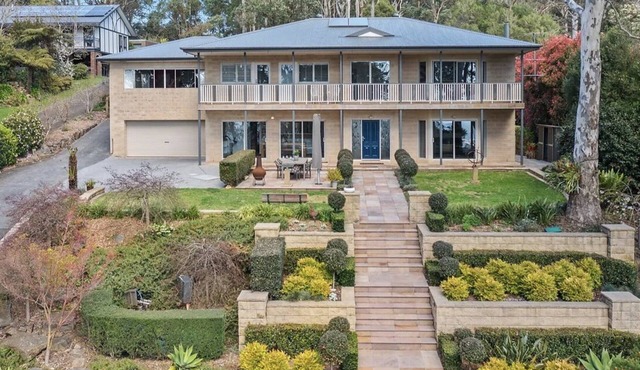 6 Star eco home with spectacular view.