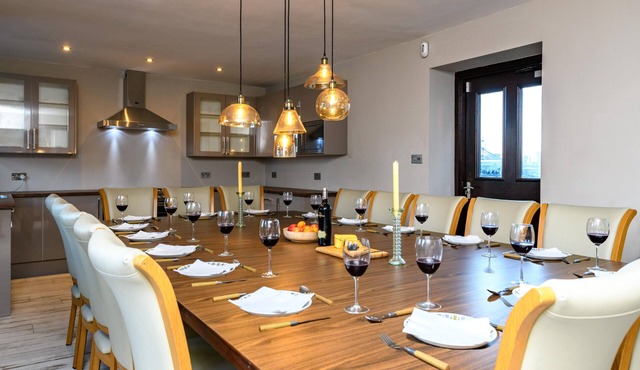 6 Star Luxury Large Manor. Hot Tub, Cave Bar, Lake District,