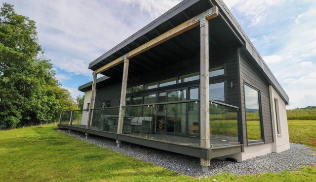 6 STRATHTAY LODGES, pet friendly, with open fire in Aberfeldy