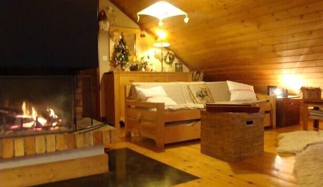 6 to 7 sleeps, spacious with central fireplace, wooden top of the chalet.
