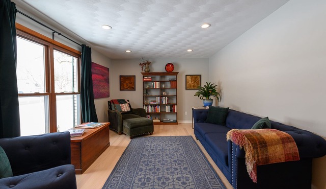 .6 Walk to Carmel Midtown. Quiet and secure neighborhood. Plus massage chair!