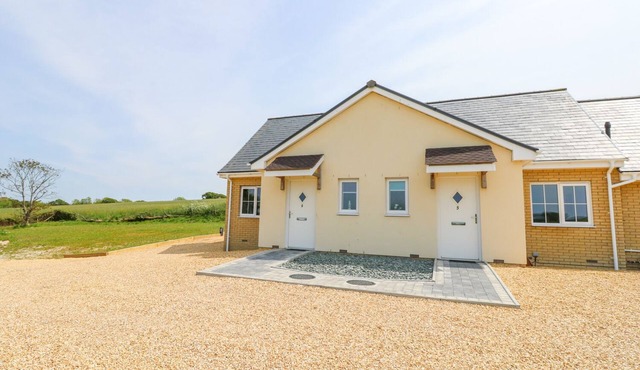 6 YARMOUTH COTTAGES, pet friendly, with a garden in Freshwater